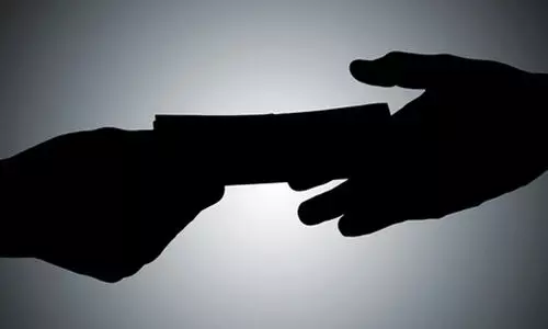 പി.എഫ് അക്കൗണ്ടിലെ തുക മാറിക്കൊടുക്കുന്നതിന് അധ്യാപികയിൽനിന്ന് ഒരു ലക്ഷം രൂപ കൈക്കൂലി; ഹെഡ് മാസ്റ്റർ പിടിയിൽ