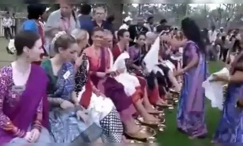 മി​സ് വേ​ൾ​ഡ് മ​ത്സ​രാ​ർ​ഥി​ക​ളു​ടെ കാ​ൽ ക​ഴു​കി വ​നി​ത വ​ള​ന്റി​യ​ർ​മാ​ർ​; വി​വാ​ദം