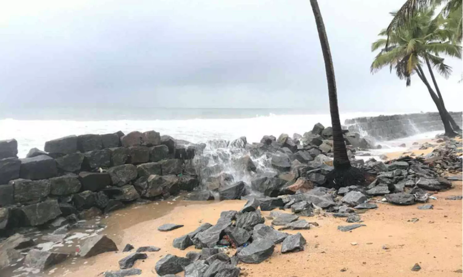 കടൽഭിത്തി നിർമാണം എങ്ങുമെത്തിയില്ല; തീരദേശവാസികൾ ആശങ്കയിൽ