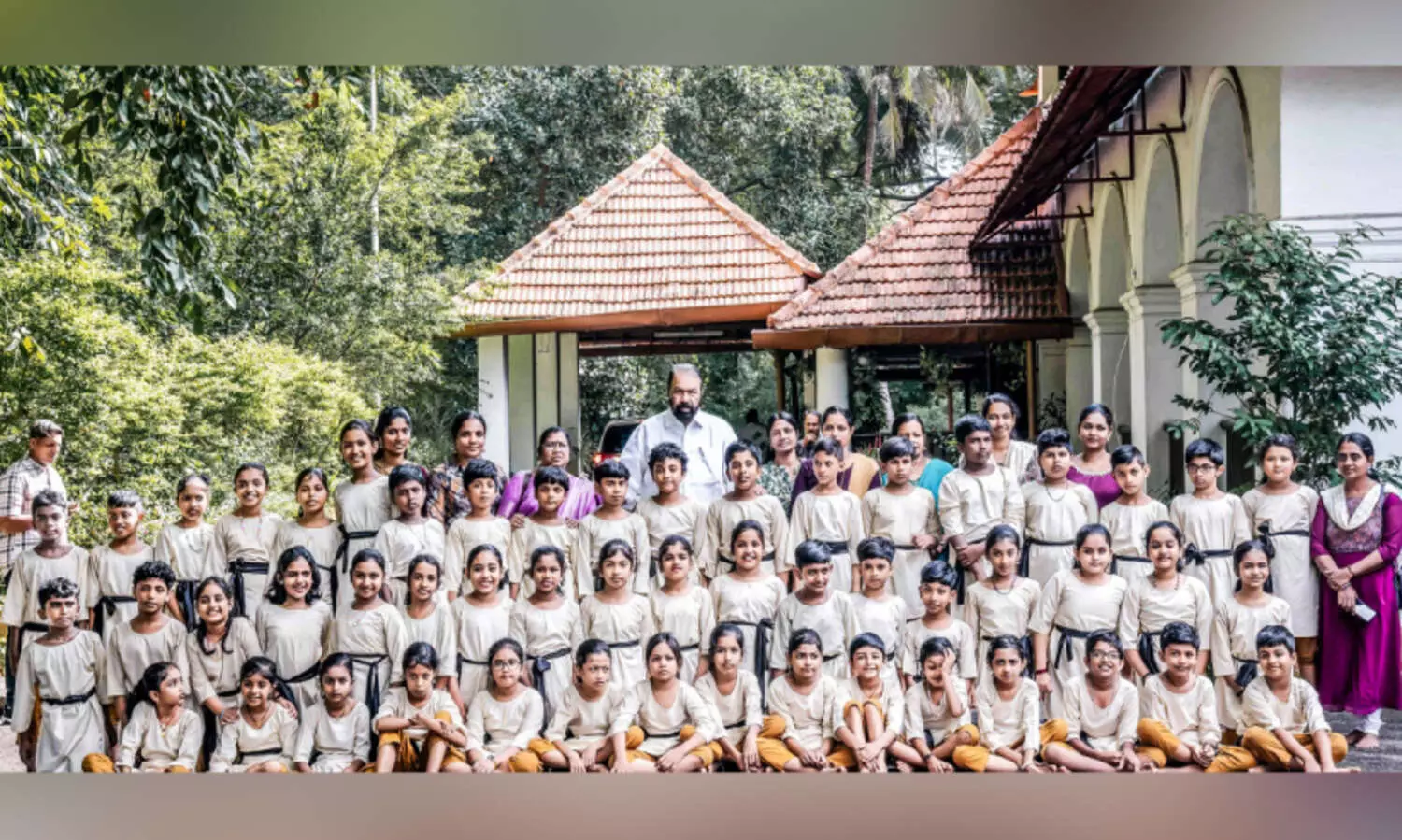 ‘കളിവണ്ടി’യിലെ കൂട്ടുകാർക്കൊപ്പം സമയം ചെലവിട്ട് മന്ത്രി