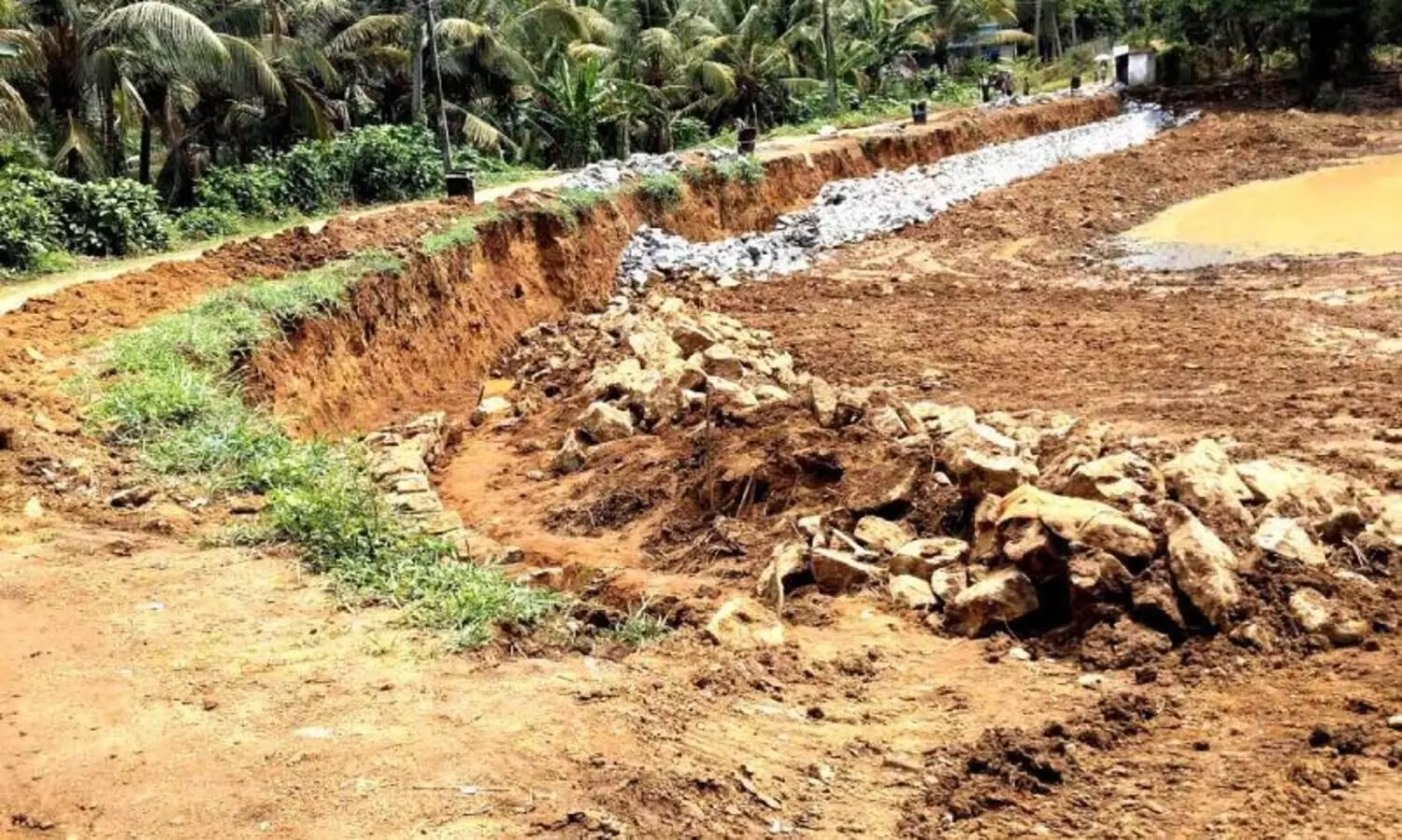 കാലവർഷം ഇങ്ങെത്തി; കുളം പഴയപടി തന്നെ; എങ്ങുമെത്താതെ അയ്യംകുളം നവീകരണം