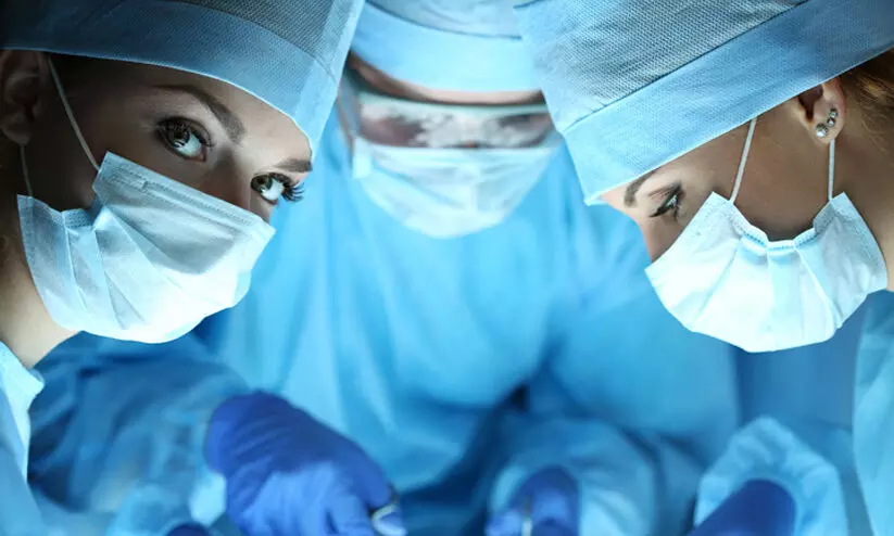 തിമിര ശസ്ത്രക്രിയയിൽ പിഴവ്; ലക്ഷം ദിർഹം നഷ്ടപരിഹാരത്തിന് വിധി തിമിര ശസ്ത്രക്രിയയിൽ പിഴവ്; ലക്ഷം ദിർഹം നഷ്ടപരിഹാരത്തിന് വിധി