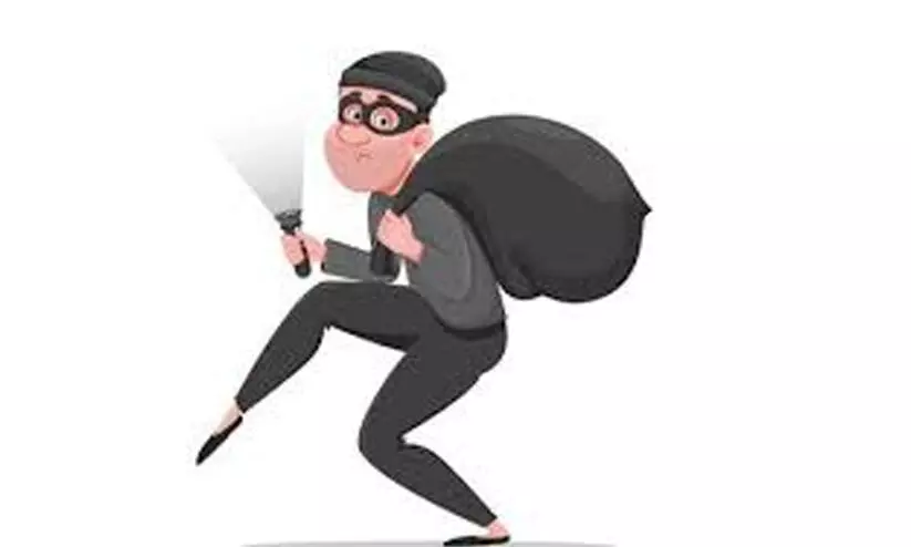 മൊബൈൽ കടയിൽ നഗ്നനായെത്തി മോഷണം നടത്തിയ യുവാവ് അറസ്റ്റിൽ മൊബൈൽ കടയിൽ നഗ്നനായെത്തി മോഷണം നടത്തിയ യുവാവ് അറസ്റ്റിൽ