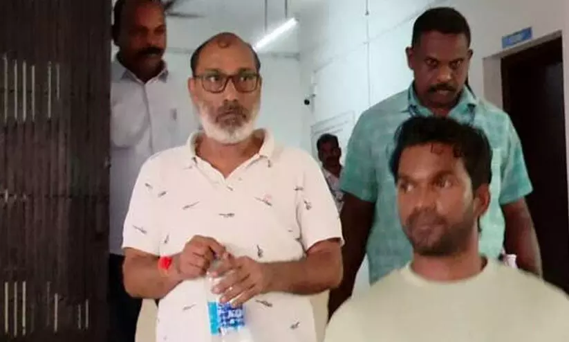 കേസൊതുക്കാൻ വ്യവസായിയിൽ നിന്ന് പണംതട്ടാൻ ശ്രമിച്ച സംഭവം; ഇ.ഡി ഉദ്യോഗസ്ഥൻ ഒന്നാം പ്രതി കേസൊതുക്കാൻ വ്യവസായിയിൽ നിന്ന് പണംതട്ടാൻ ശ്രമിച്ച സംഭവം; ഇ.ഡി ഉദ്യോഗസ്ഥൻ ഒന്നാം പ്രതി