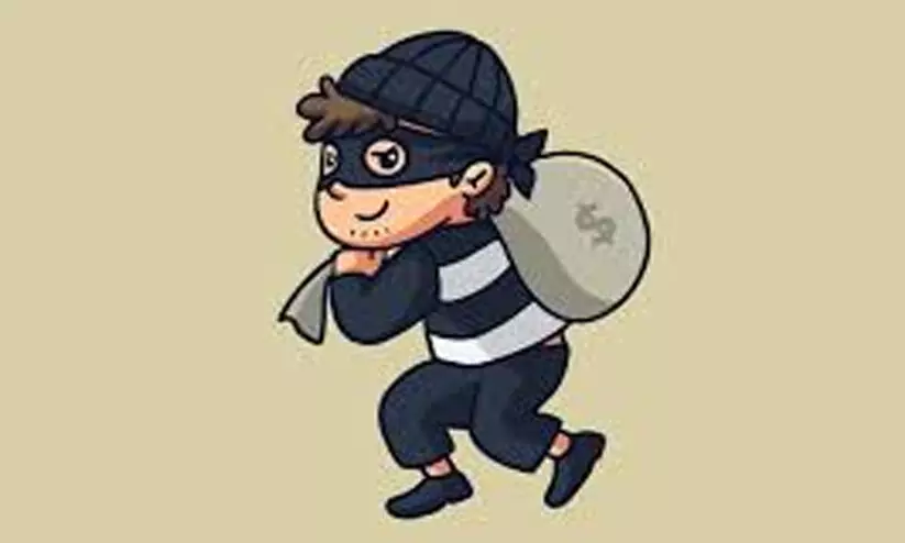 ഹജ്ജിന്​ പോയ ദമ്പതികളുടെ വീട്ടിൽ മോഷണശ്രമം; കള്ളൻറെ കണ്ണിൽപ്പെടാത്തതുകൊണ്ട് 25 പവൻ തിരിച്ചുകിട്ടി