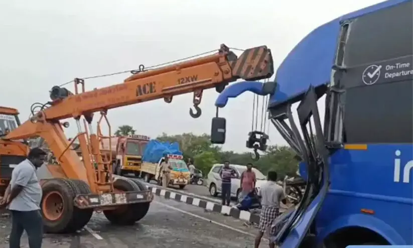 കരൂർ - സേലം ദേശീയപാതയിൽ ബസും വാനും കൂട്ടിയിടിച്ച് നാല് പേർക്ക് ദാരുണാന്ത്യം കരൂർ - സേലം ദേശീയപാതയിൽ ബസും വാനും കൂട്ടിയിടിച്ച് നാല് പേർക്ക് ദാരുണാന്ത്യം