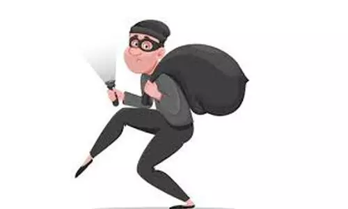 മൊ​​ബൈ​ൽ ക​ട​യി​ൽ ന​ഗ്ന​നാ​യെ​ത്തി മോ​ഷ​ണം ന​ട​ത്തി​യ യു​വാ​വ് അ​റ​സ്റ്റി​ൽ