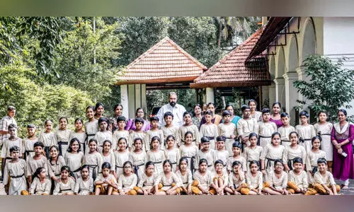 ‘കളിവണ്ടി’യിലെ കൂട്ടുകാർക്കൊപ്പം സമയം ചെലവിട്ട് മന്ത്രി