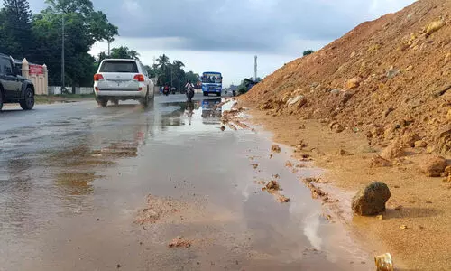 ദേ​ശീ​യ​പാ​ത​യോ​ര​ത്തെ ചെ​മ്മ​ണ്ണ് വാ​ഹ​ന യാ​ത്രികർ​ക്ക് ഭീ​ഷ​ണി​