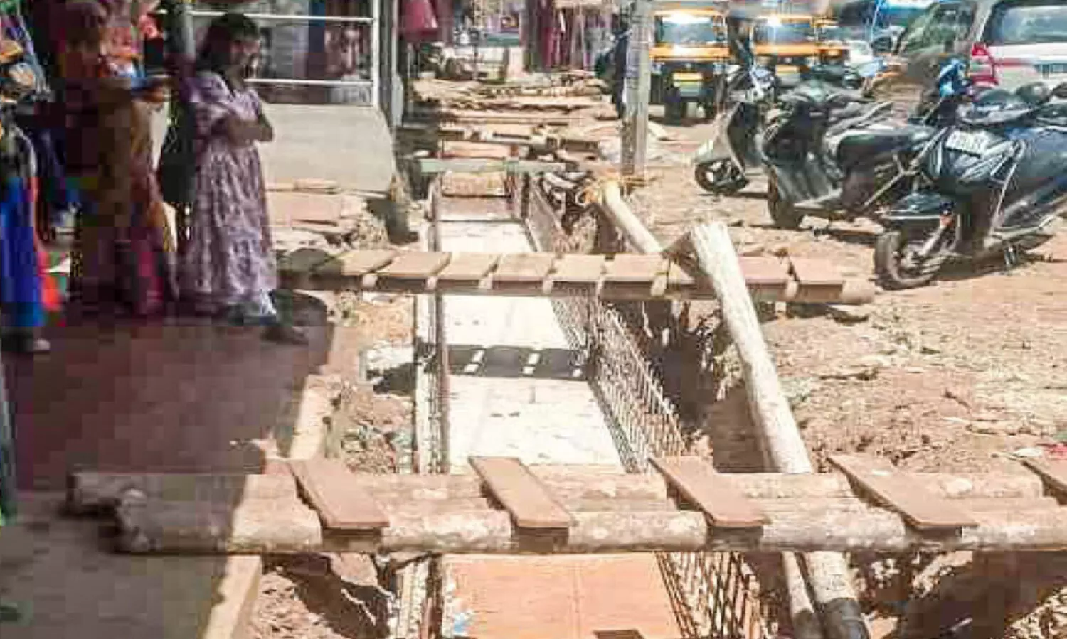 തൂക്കുപാലം ടൗണില്‍ റോഡിനിരുവശത്തും കുഴികള്‍ ;ഭയത്തോടെ യാത്രക്കാര്‍