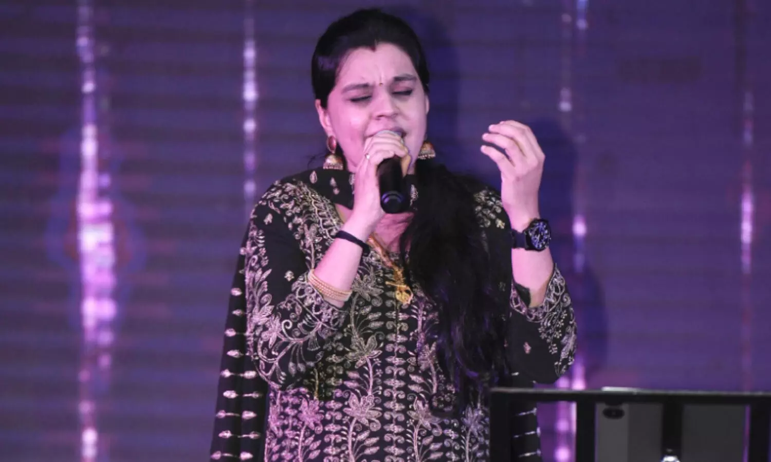 ബി.​എം.​കെ ഈ​ദ്-​വി​ഷു സം​ഗ​മം; ദു​ർ​ഗ വി​ശ്വ​നാ​ഥി​ന്റെ സം​ഗീ​ത വി​രു​ന്നി​ന് ആ​സ്വാ​ദ​ക​ർ ഒ​ഴു​കി​യെ​ത്തി