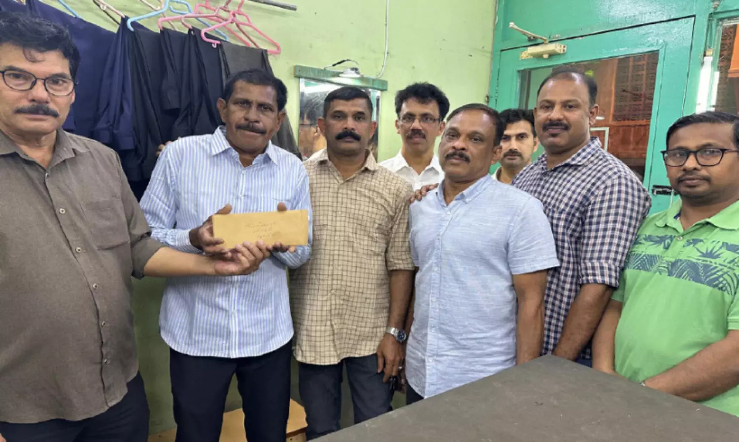 33 വ​ർ​ഷ​ങ്ങ​ൾ​ക്കു ശേ​ഷം നാ​ട്ടി​ൽ പോ​കു​ന്ന പ്ര​വാ​സി​ക്ക് ബ​ഹ്റൈ​ൻ തി​രൂ​ർ കൂ​ട്ടാ​യ്മ ടി​ക്ക​റ്റ് ന​ൽ​കി