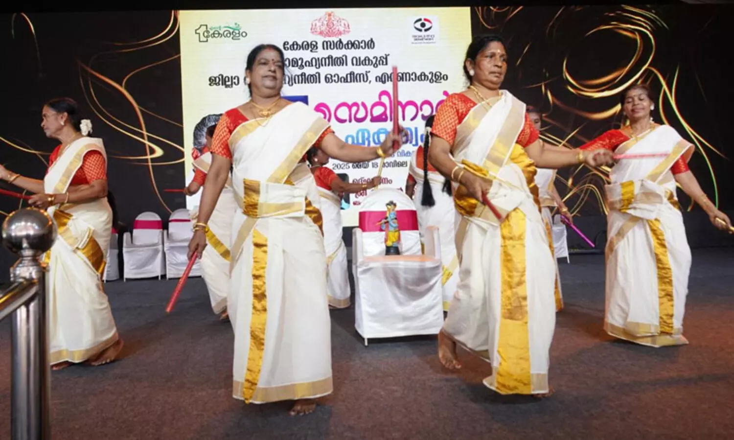 തിരുവാതിരയും, കോൽക്കളിയുമായി എൻറെ കേരളം വേദി കീഴടക്കി അമ്മമാർ