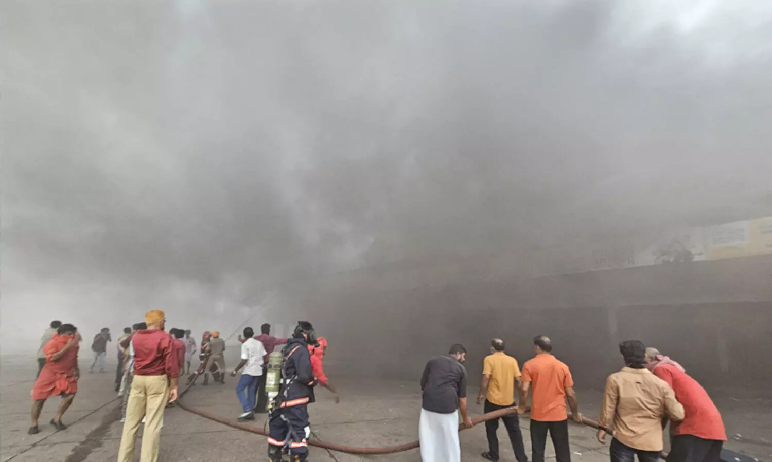 കരിമ്പുക വിഴുങ്ങി കോഴിക്കോട്; നഗരത്തിൽ ഗതാഗത നി​യന്ത്രണം