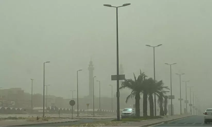 സ​ജീ​വ​മാ​യി പൊ​ടി​ക്കാ​റ്റ്, തു​ട​രും...