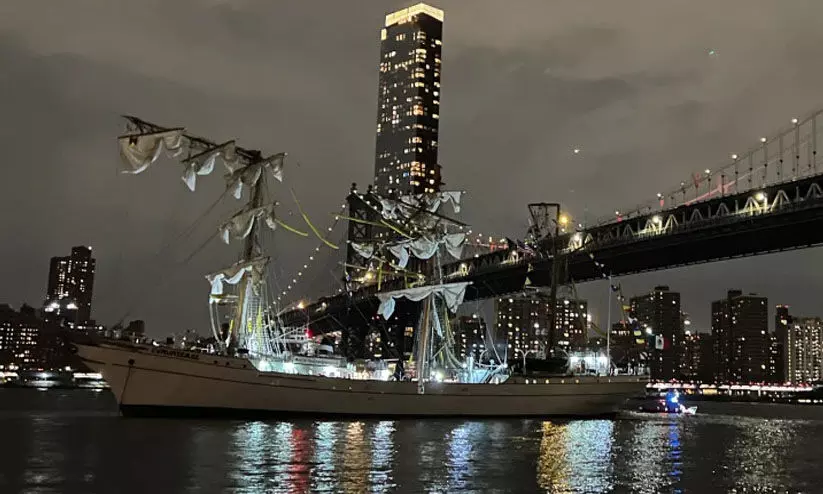 ന്യൂയോർക്കിലെ ബ്രൂക്ലിൻ പാലത്തിൽ മെക്സിക്കൻ കപ്പൽ ഇടിച്ചുകയറി; 2 മരണം ന്യൂയോർക്കിലെ ബ്രൂക്ലിൻ പാലത്തിൽ മെക്സിക്കൻ കപ്പൽ ഇടിച്ചുകയറി; 2 മരണം