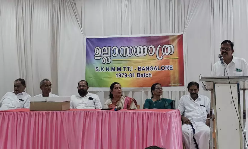 പഴയ കാലം ഓർത്തും പുതിയ അനുഭവങ്ങൾ കൈമാറിയും 45 വർഷങ്ങൾക്ക് ശേഷം അവർ ഒത്തുകൂടി പഴയ കാലം ഓർത്തും പുതിയ അനുഭവങ്ങൾ കൈമാറിയും 45 വർഷങ്ങൾക്ക് ശേഷം അവർ ഒത്തുകൂടി