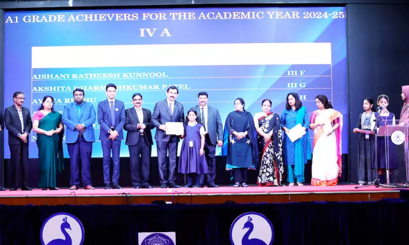 മികവ് പുലർത്തിയ വിദ്യാർഥികളെ ആദരിച്ച് ഇന്ത്യൻ സ്കൂൾ മികവ് പുലർത്തിയ വിദ്യാർഥികളെ ആദരിച്ച് ഇന്ത്യൻ സ്കൂൾ