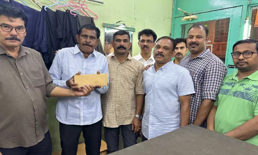 33 വ​ർ​ഷ​ങ്ങ​ൾ​ക്കു ശേ​ഷം നാ​ട്ടി​ൽ പോ​കു​ന്ന പ്ര​വാ​സി​ക്ക് ബ​ഹ്റൈ​ൻ തി​രൂ​ർ കൂ​ട്ടാ​യ്മ ടി​ക്ക​റ്റ് ന​ൽ​കി