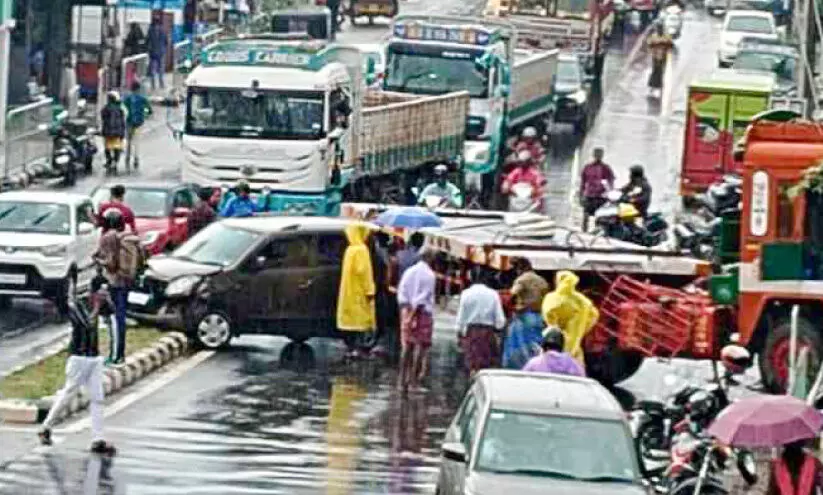 ട്രെയ്ലർ അപകടം ;തലനാരിഴക്ക് ദുരന്തം വഴിമാറി ട്രെയ്ലർ അപകടം ;തലനാരിഴക്ക് ദുരന്തം വഴിമാറി