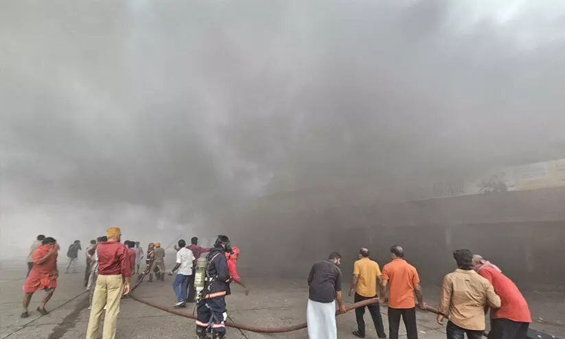 കരിമ്പുക വിഴുങ്ങി കോഴിക്കോട്; നഗരത്തിൽ ഗതാഗത നി​യന്ത്രണം