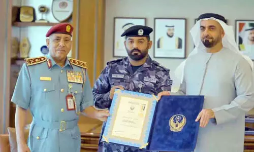 വെ​ടി​വെ​പ്പ് സം​ഭ​വം; പൊ​ലീ​സ് ഉ​ദ്യോ​ഗ​സ്ഥ​ന് ആ​ദ​രം