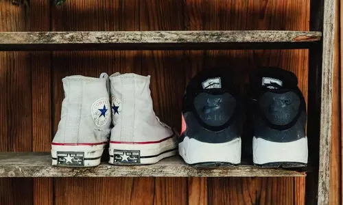 ഫ്ലാറ്റിന്റെ ഇടനാഴിയിൽ ഷൂറാക്ക് വെച്ചതിന് ബംഗളൂരു സ്വദേശിക്ക് 24,000 രൂപ പിഴ; വൻ തുക പിഴ കിട്ടിയിട്ടും ഷൂറാക്ക് മാറ്റിയില്ല