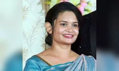 അരൂരിൽ സ്കൂട്ടറിൽ ട്രെയിലർ ലോറിയിടിച്ചു; നവവധുവിന് ദാരുണാന്ത്യം