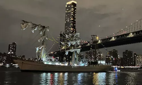 ന്യൂയോർക്കിലെ ബ്രൂക്ലിൻ പാലത്തിൽ മെക്സിക്കൻ കപ്പൽ ഇടിച്ചുകയറി; 2 മരണം