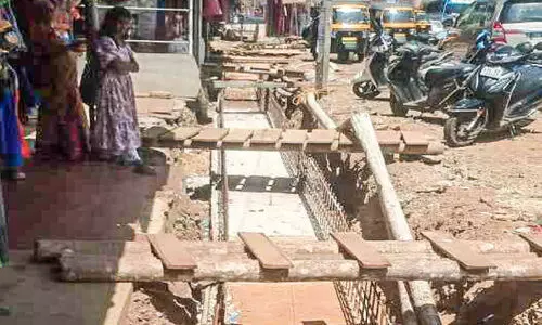 തൂക്കുപാലം ടൗണില്‍ റോഡിനിരുവശത്തും കുഴികള്‍ ;ഭയത്തോടെ യാത്രക്കാര്‍