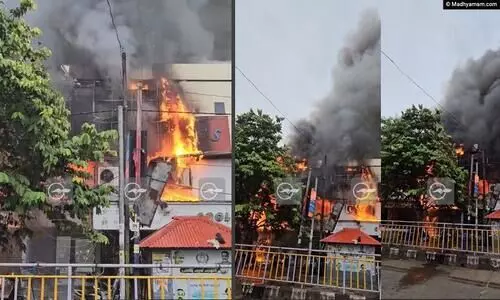 കോഴിക്കോട് ബസ്‍സ്റ്റാൻഡിൽ വൻ തീപിടിത്തം, അണക്കാനുള്ള ശ്രമം തുടരുന്നു; ബസുക​ൾ മാറ്റി, ആൾക്കാരെ ഒഴിപ്പിച്ചു, കടകൾ പൂട്ടി
