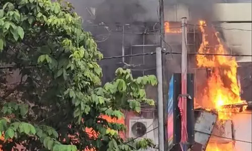 തീ വിഴുങ്ങി കോഴിക്കോട് ബസ്സ്റ്റാൻഡ് കെട്ടിടം, മണിക്കൂറുകൾ പിന്നിട്ടിട്ടും അണക്കാനായില്ല; കരിപ്പൂർ വിമാനത്താവളത്തിലെ അഗ്നിശമന സേനയും സ്ഥലത്തെത്തി തീ വിഴുങ്ങി കോഴിക്കോട് ബസ്സ്റ്റാൻഡ് കെട്ടിടം, മണിക്കൂറുകൾ പിന്നിട്ടിട്ടും അണക്കാനായില്ല; കരിപ്പൂർ വിമാനത്താവളത്തിലെ അഗ്നിശമന സേനയും സ്ഥലത്തെത്തി