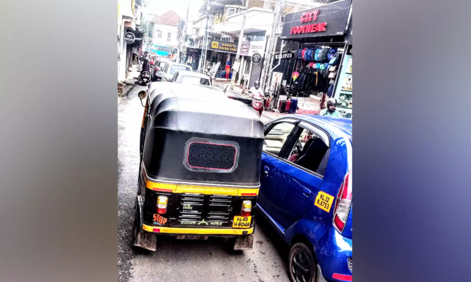 മാ​ള​യി​ൽ ഗ​താ​ഗ​ത കുരുക്ക് രൂ​ക്ഷം; വ​ൺ​വേ ന​ട​പ്പാ​ക്കാ​ൻ ന​ട​പ​ടി വേ​ണ​മെ​ന്നാ​വ​ശ്യം