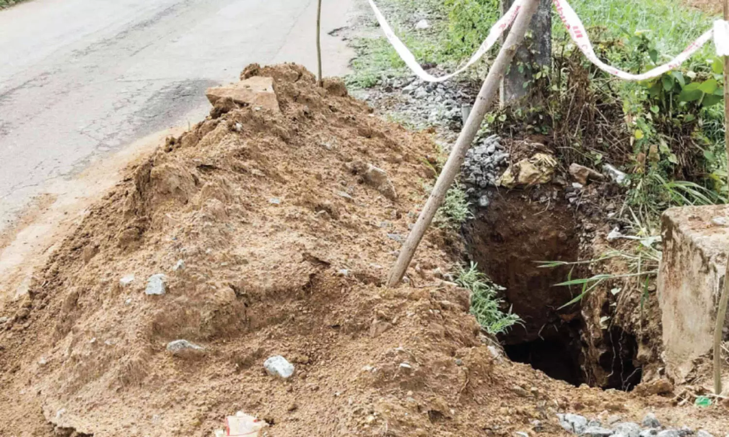 കുഴിയിൽ വീഴ്ത്തി വൈദ്യുതി വകുപ്പ്