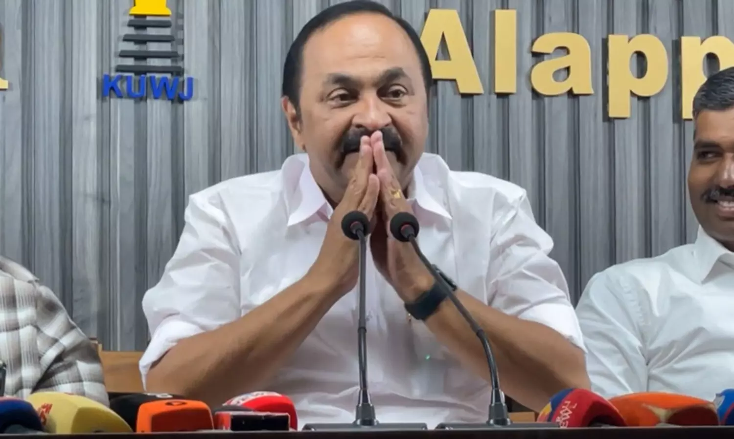 ‘സമയമായി ഏഴുമണി.. എഴുന്നേൽക്കട്ടെ, നമസ്കാരം’- പിണറായിയുടെ വാർത്താസമ്മേളനം അനുകരിച്ച് പരിഹാസവുമായി വി.ഡി. സതീശൻ -VIDEO