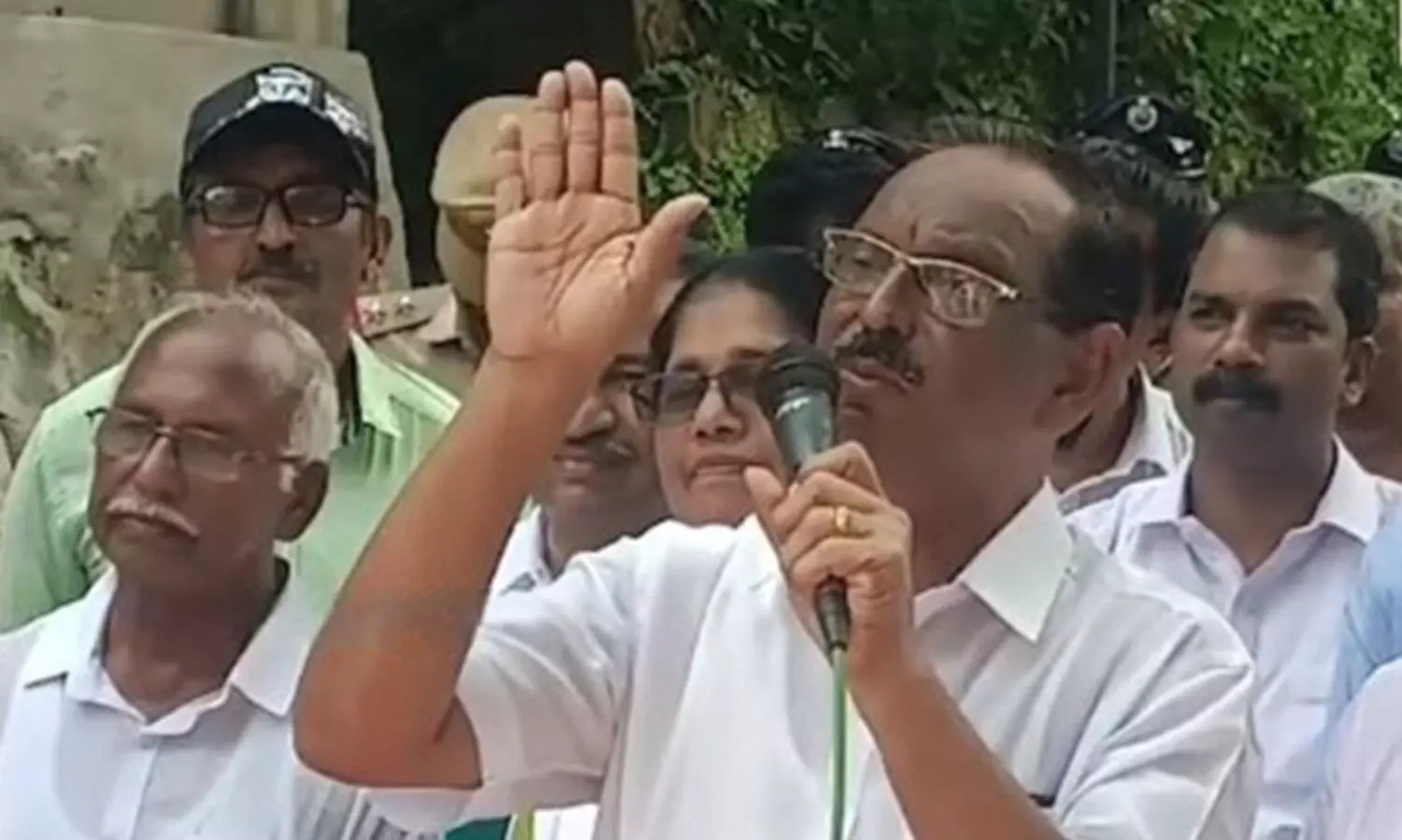 ഭാര്യയെയും മക്കളെയും നിങ്ങൾ കാണില്ല, പന്നിയും ആനയും ഞങ്ങളെ കൊല്ലുമ്പോൾ ഞങ്ങൾക്കും ആരെയെങ്കിലും കൊല്ലണ്ടേ; വനം വകുപ്പ് ജീവനക്കാര്‍ക്ക് എതിരെ ഭീഷണിയുമായി കെ.പി.സി.സി അംഗം