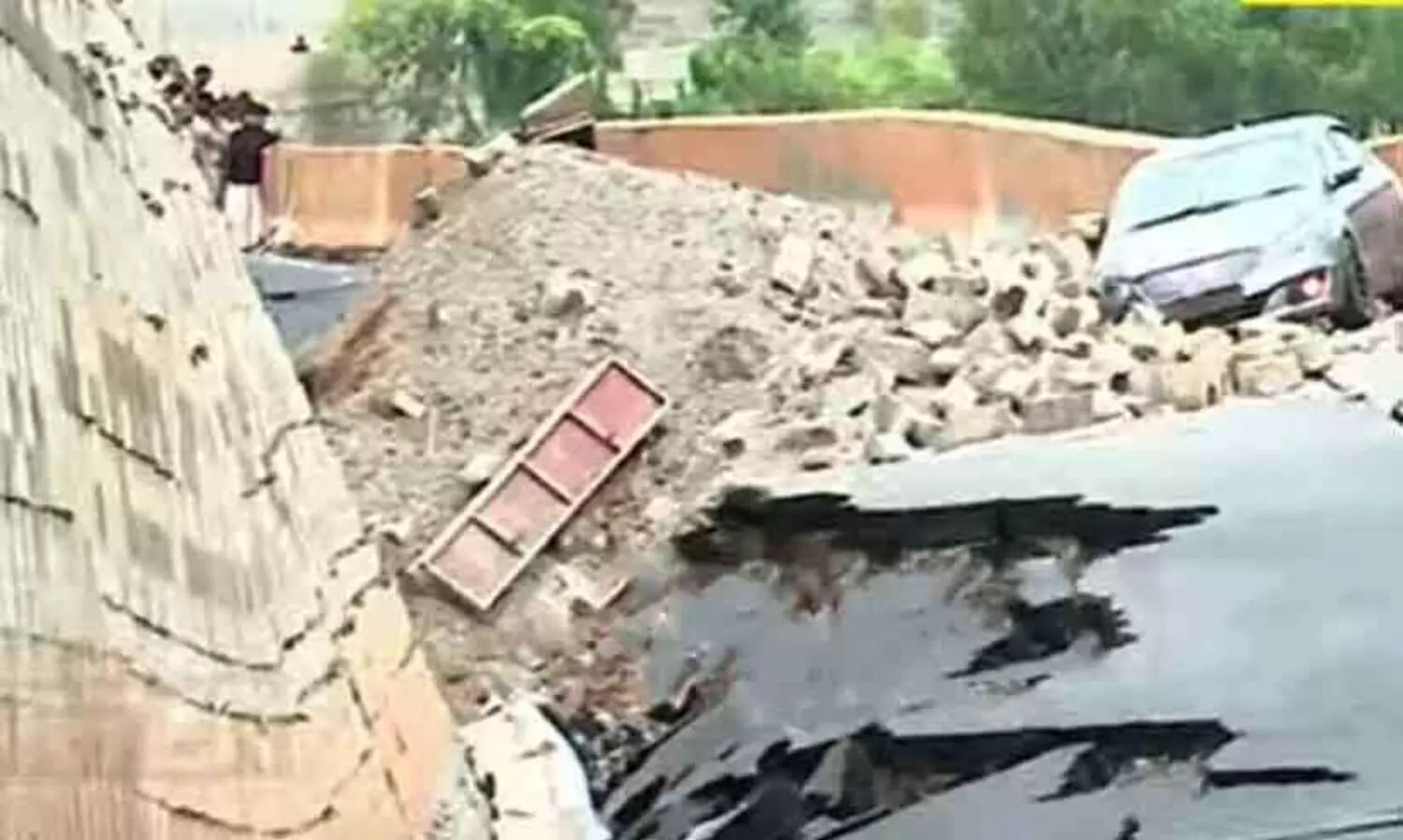 മലപ്പുറത്ത് ആറുവരിപ്പാതയുടെ ഭാഗം ഇടിഞ്ഞു സർവീസ് റോഡിലേക്ക് വീണു; ഒഴിവായത് വൻ ദുരന്തം