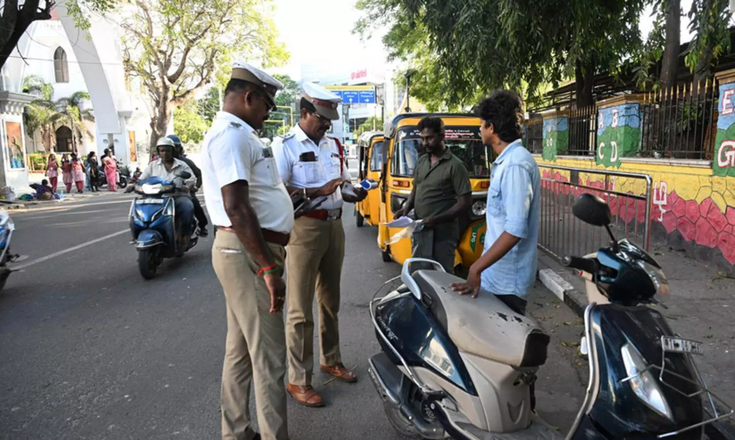 അടിസ്ഥാനപരമായ സുരക്ഷാ മാനദണ്ഡങ്ങൾക്ക് പോലും അവഗണന; റോഡ് നിയമങ്ങളിൽ ഇന്ത്യൻ ഡ്രൈവർമാരുടെ നിസംഗത; രാജ്യത്ത് ഗതാഗത നിയമലംഘനത്തിന് ഈടാക്കിയത് 12,000 കോടി രൂപ പിഴ