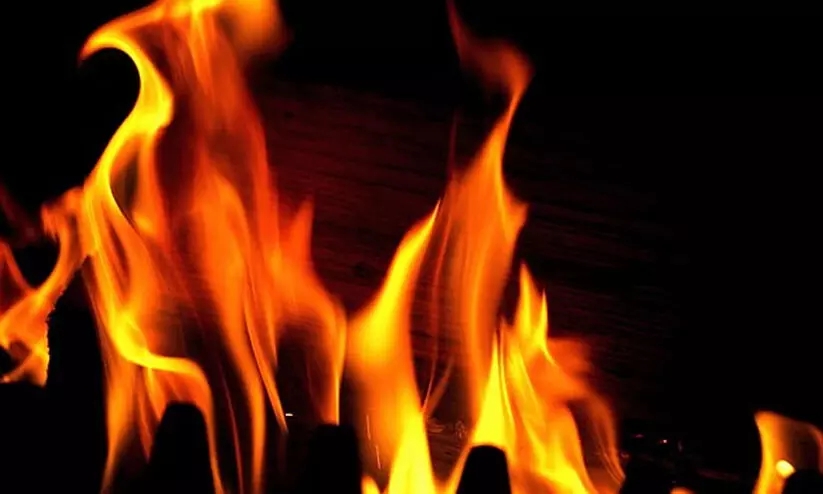 അബൂദബിയിൽ കെട്ടിടത്തിന് തീപിടിച്ചു അബൂദബിയിൽ കെട്ടിടത്തിന് തീപിടിച്ചു