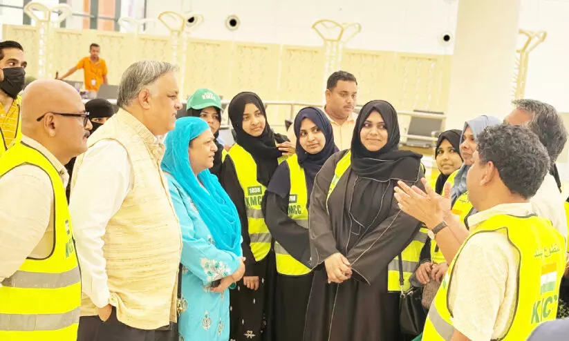 kmcc members discussing hajj services with indian ambassador