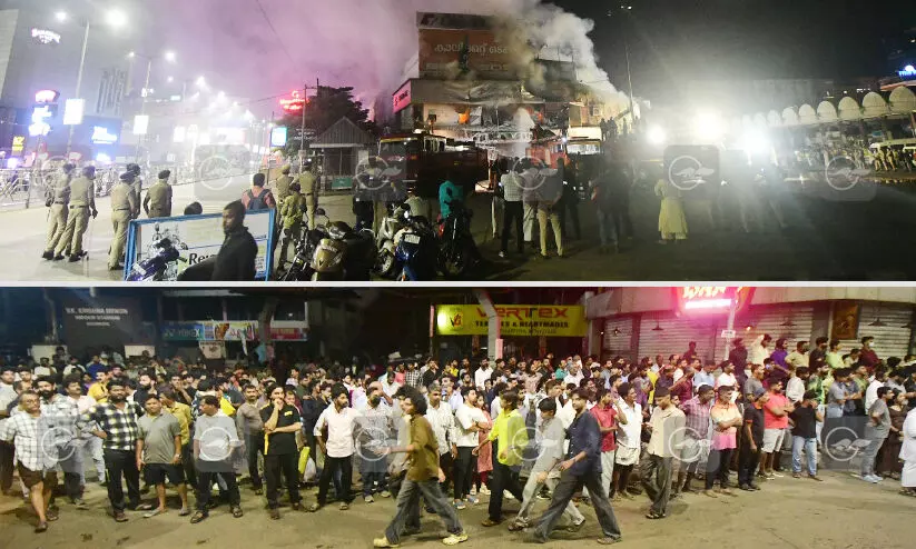 കോഴിക്കോട് തീപിടിത്തം: പൊലീസ് പറഞ്ഞിട്ടും കേൾക്കാതെ തടിച്ചുകൂടിയത് വൻ ജനക്കൂട്ടം; അ​ക​ലെ നി​ന്നുപോ​ലും ആ​ളു​ക​ളെ​ത്തി​
