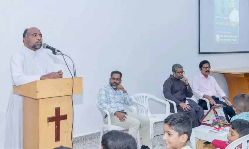 ഫാ. മാത്യൂസ് ആലുംമൂട്ടിലിന് യാത്രയയപ്പ് നൽകി ഫാ. മാത്യൂസ് ആലുംമൂട്ടിലിന് യാത്രയയപ്പ് നൽകി