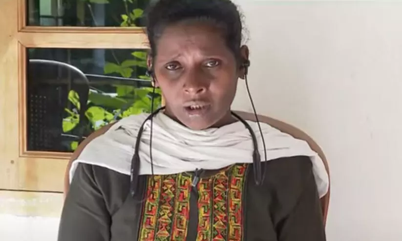 ‘മുഖ്യമന്ത്രിയുടെ ഓഫിസിലെ ശശി എന്ന സാർ പരാതി വായിക്കാതെ എടുത്തങ്ങോട്ട് ഇട്ടു; മാല മോഷണം പോയാൽ വീട്ടുകാർ പരാതി കൊടുക്കും, അപ്പോൾ പൊലീസ് പിടിക്കും എന്നുപറഞ്ഞു’ -ദുരനുഭവം വെളിപ്പെടുത്തി പൊലീസ് ക്രൂരതക്കിരയായ ദലിത് യുവതി ‘മുഖ്യമന്ത്രിയുടെ ഓഫിസിലെ ശശി എന്ന സാർ പരാതി വായിക്കാതെ എടുത്തങ്ങോട്ട് ഇട്ടു; മാല മോഷണം പോയാൽ വീട്ടുകാർ പരാതി കൊടുക്കും, അപ്പോൾ പൊലീസ് പിടിക്കും എന്നുപറഞ്ഞു’ -ദുരനുഭവം വെളിപ്പെടുത്തി പൊലീസ് ക്രൂരതക്കിരയായ ദലിത് യുവതി