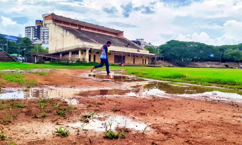 ജി​ല്ല​യി​ൽ കാ​യി​ക താ​ര​ങ്ങ​ൾ​ക്ക്​ പ​രി​ശീ​ല​ന​ത്തി​നു​​പോ​ലും ഇ​ട​മി​ല്ല; കായിക മന്ത്രിയെ കാത്ത്​ നെഹ്​റു സ്​റ്റേഡിയം