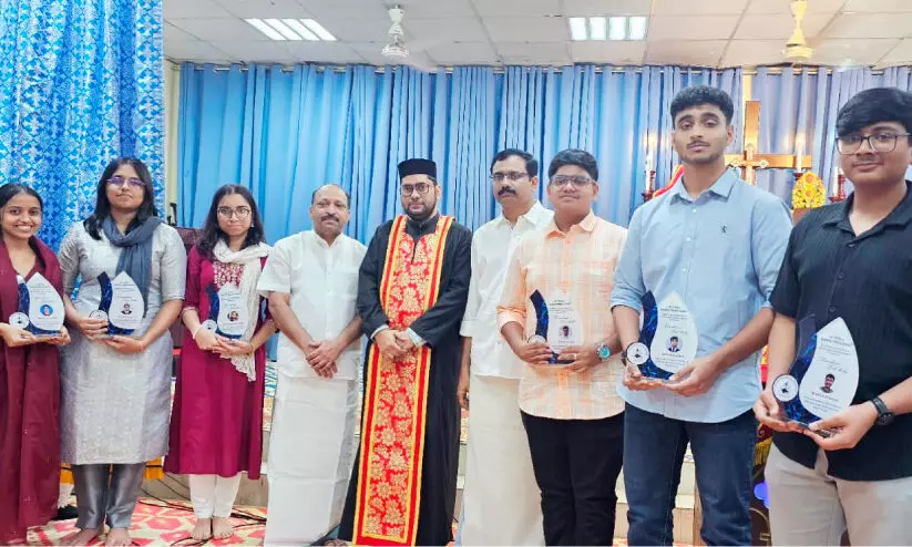 വിദ്യാർഥികൾക്ക് യാത്രയയപ്പ് വിദ്യാർഥികൾക്ക് യാത്രയയപ്പ്