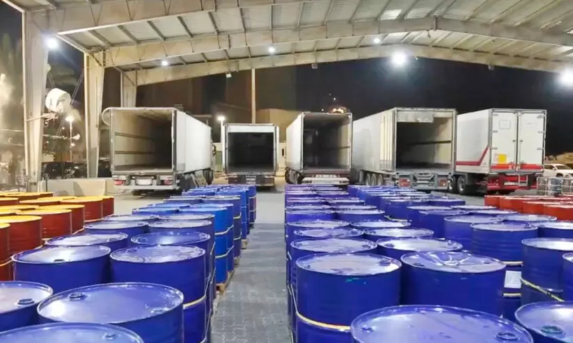 പെ​ട്രോ​ളി​യം ഉ​ൽ​പ​ന്ന​ങ്ങ​ൾ ക​ട​ത്താ​ൻ ശ്ര​മം; അ​ഞ്ച് ക​ണ്ടെ​യ്‌​ന​റു​ക​ൾ പി​ടി​ച്ചെ​ടു​ത്തു