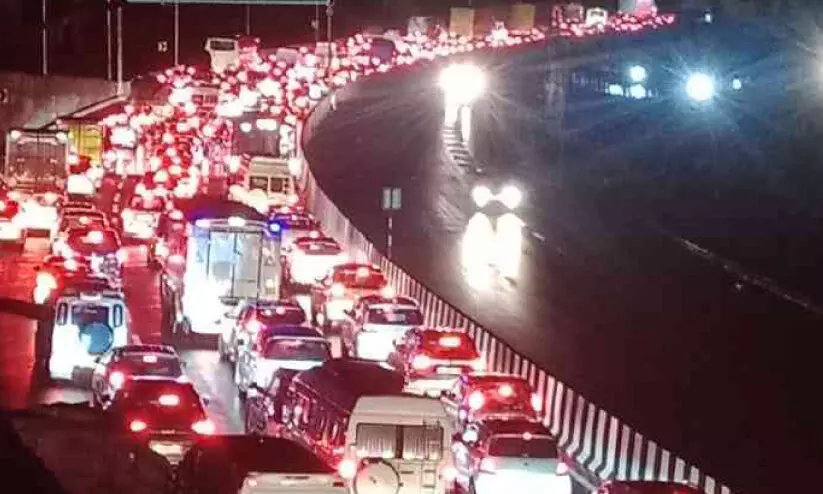 നിർമാണ കമ്പനിയുടെ ക്രെയിൻ പണിമുടക്കി; എടരിക്കോട് ആറുവരിപ്പാത പൂർണമായും സ്തംഭിച്ചു; വാഹനങ്ങൾ കുടുങ്ങിയത് മണിക്കൂറുകളോളം നിർമാണ കമ്പനിയുടെ ക്രെയിൻ പണിമുടക്കി; എടരിക്കോട് ആറുവരിപ്പാത പൂർണമായും സ്തംഭിച്ചു; വാഹനങ്ങൾ കുടുങ്ങിയത് മണിക്കൂറുകളോളം