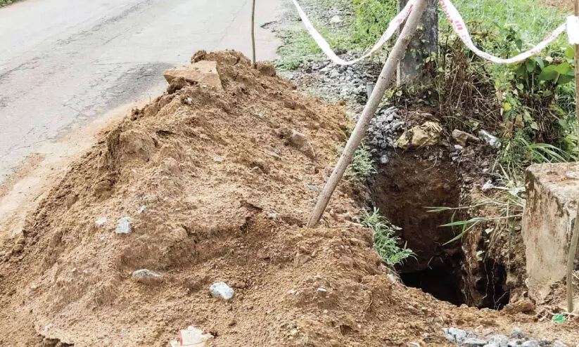 കുഴിയിൽ വീഴ്ത്തി വൈദ്യുതി വകുപ്പ്