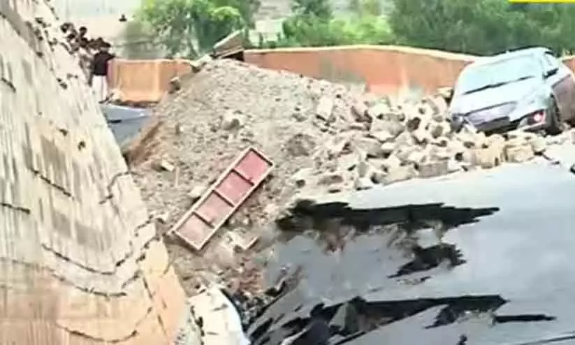 മലപ്പുറത്ത് ആറുവരിപ്പാതയുടെ ഭാഗം ഇടിഞ്ഞു സർവീസ് റോഡിലേക്ക് വീണു; ഒഴിവായത് വൻ ദുരന്തം