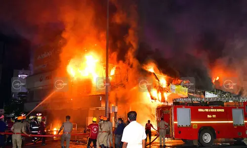 കോഴിക്കോട് തീപിടിത്തം: 75 കോടിയുടെ നഷ്ടമെന്ന്, വിദഗ്ധ സമിതി പരിശോധന ഇന്ന്